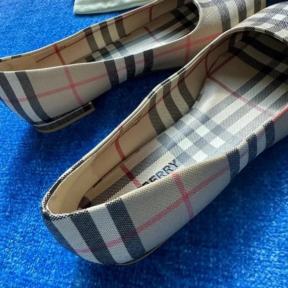 Burberry Cream and Black Flats with Iconic Check Design - Picture 6 of 7